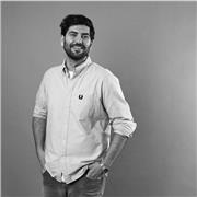 Profesor de Diseño Gráfico con amplios conocimientos en Adobe Illustrator, Photoshop e InDesign.